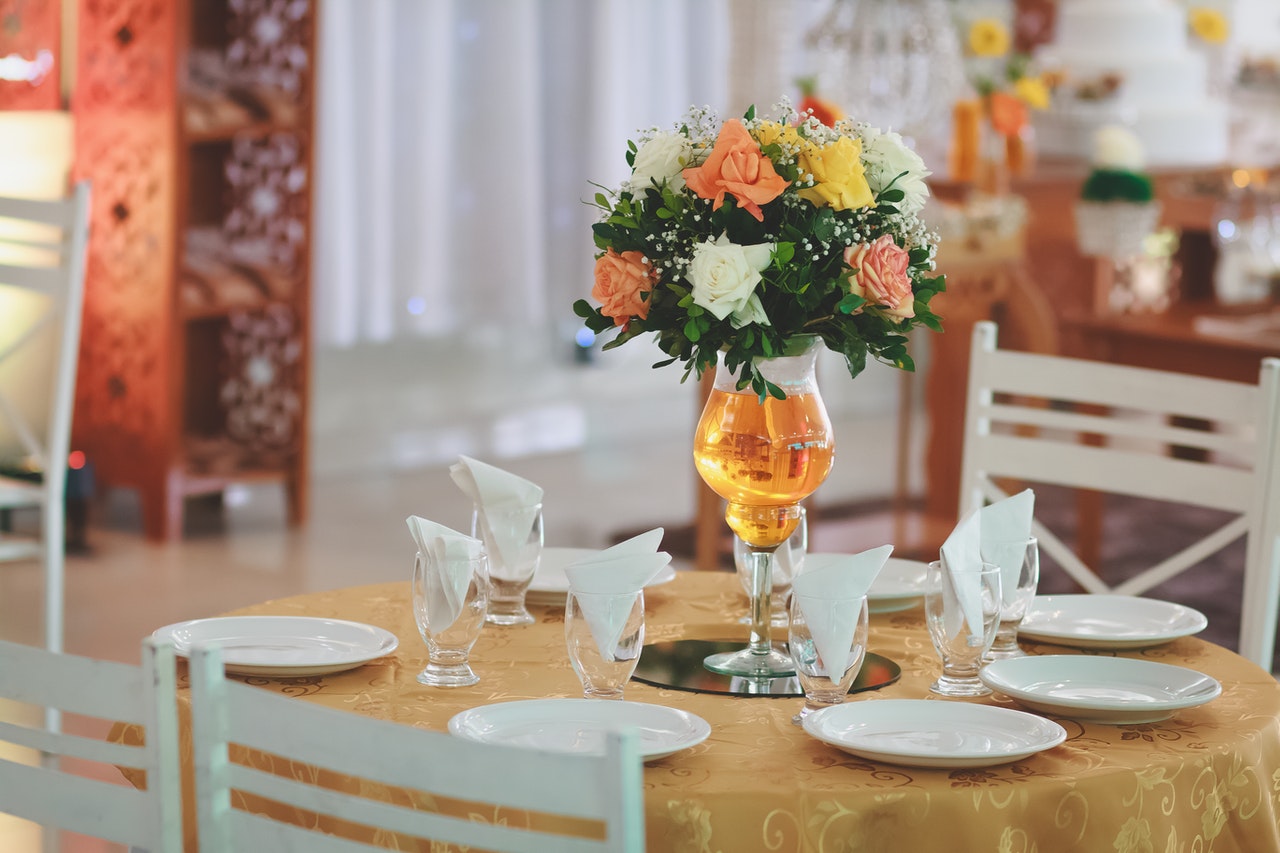 6 Beautiful Textured Tablecloths for Weddings