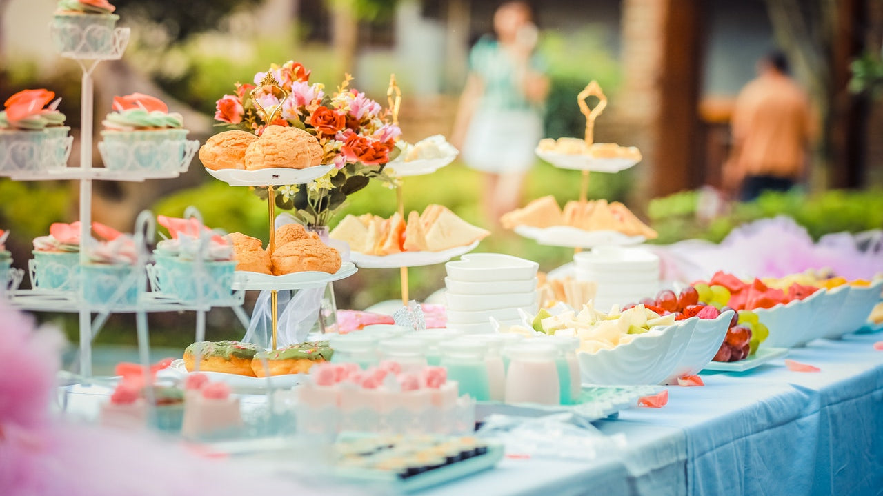 How to Decorate Tables for a Summer Wedding