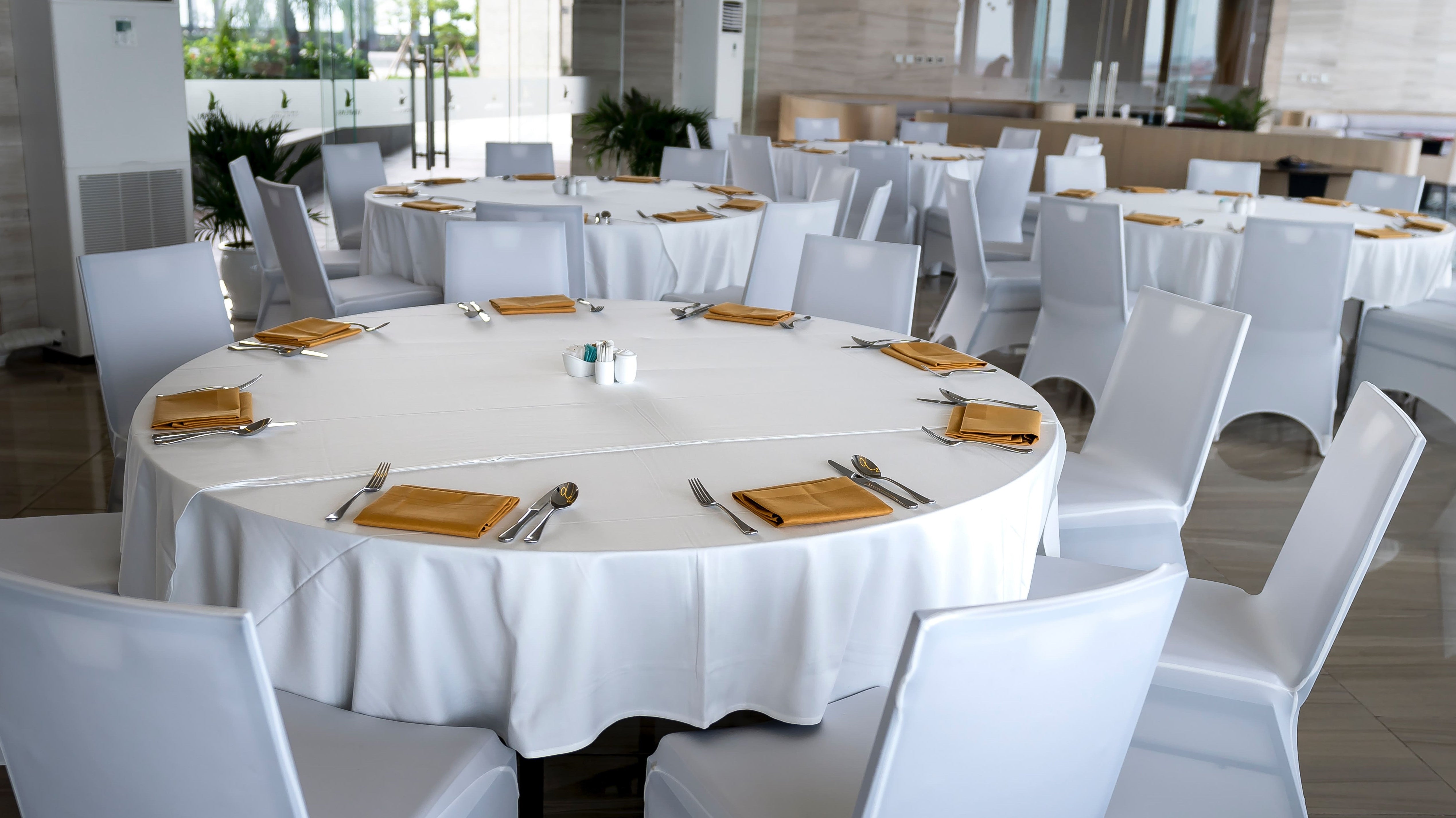 Affordable Polyester Tablecloths in Bulk: Buying Guide