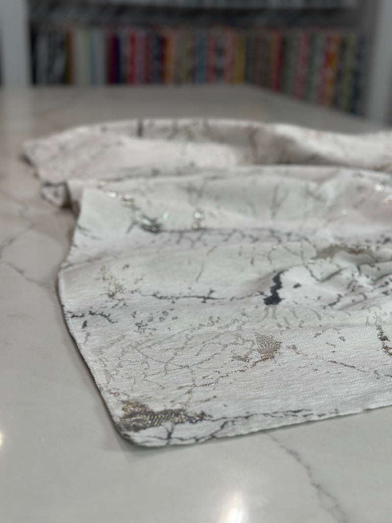 Marble Jacquard Table Linen in Silver